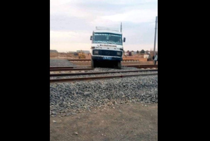 Arrêt sur image- Un car "Ndiaga Ndiaye" sur les rails du Ter (Images)