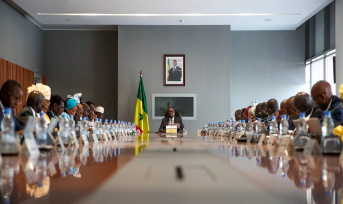 Macky Sall annonce des coupes de salaires en cas de destruction de biens
