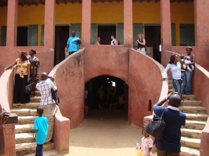 Dans l'île de Gorée, la porte située au fond entre les deux escaliers, donnait accès à une passerelle servant à embarquer les Africains sur les navires négriers en partance pour l'Amérique (Photo Richard Saindon)