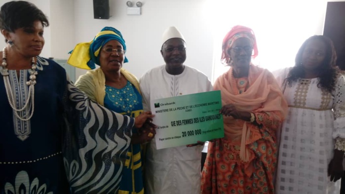 Oumar Guèye procède à la remise de financements aux femmes des Iles de Gandoune