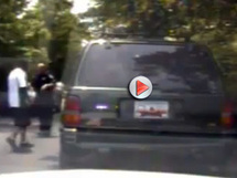 Insolite course poursuite : le voleur est dans la voiture de police !
