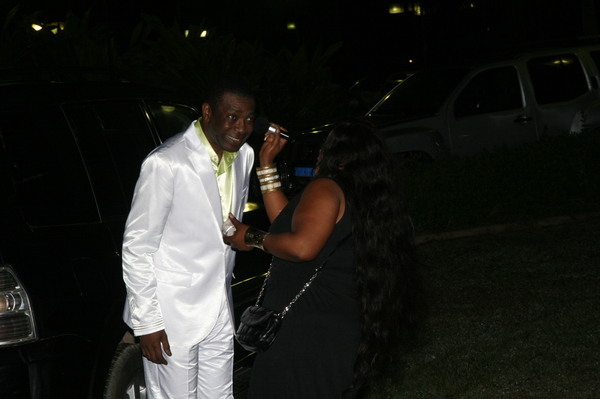 Youssou Ndour sort avec une belle métisse...