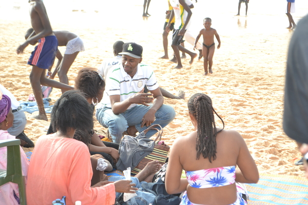 [Photos] Pour pousser les jeunes à s'inscrire sur les listes electorales: Les jeunes de Idrissa Seck investissent les plages