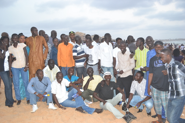 [Photos] Pour pousser les jeunes à s'inscrire sur les listes electorales: Les jeunes de Idrissa Seck investissent les plages