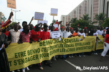 Les jeunes de l'opposition manifestent spontanément à Sandaga contre le projet de Wade