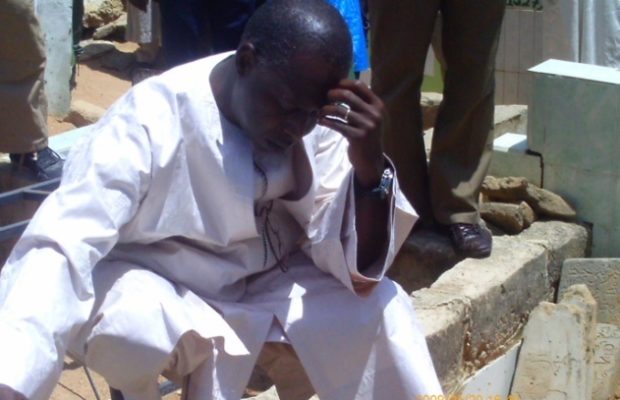 Mohamed Dionne se recueille sur les tombes de ses parents à Touba Mohamed Dionne se recueille sur les tombes de ses parents à Touba