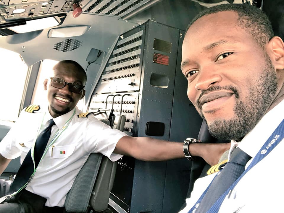 PHOTOS - Papi Tall et Mike Oud : deux jeunes pilotes de ligne au service d’Air Sénégal 