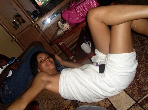 Adja Ndoye en mode serviette