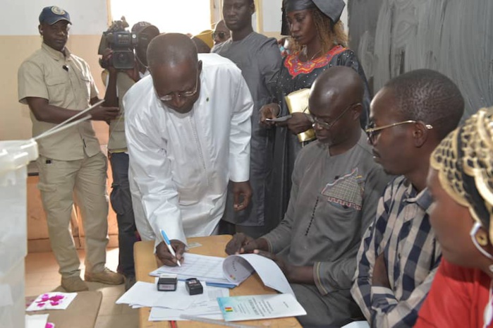 Quand le Pm Mahammed Boun Abdallah Dionne accomplit son devoir civique à l'école Samba Yomb Guillé de Gossas