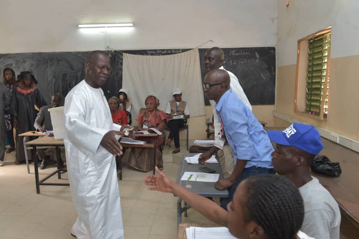 Quand le Pm Mahammed Boun Abdallah Dionne accomplit son devoir civique à l'école Samba Yomb Guillé de Gossas