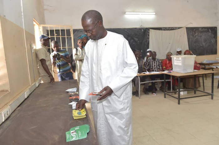 Quand le Pm Mahammed Boun Abdallah Dionne accomplit son devoir civique à l'école Samba Yomb Guillé de Gossas