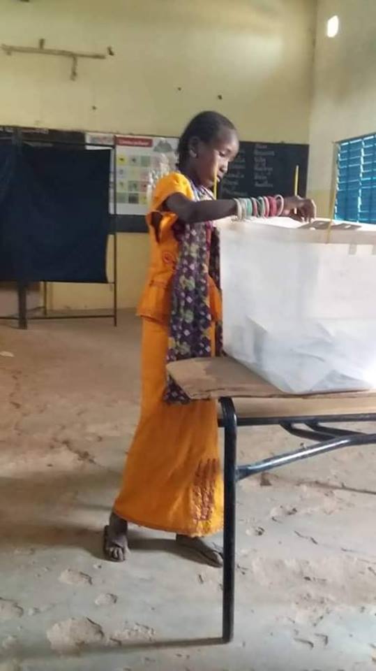 Arrêt sur images - Des enfants votent dans un bureau de vote