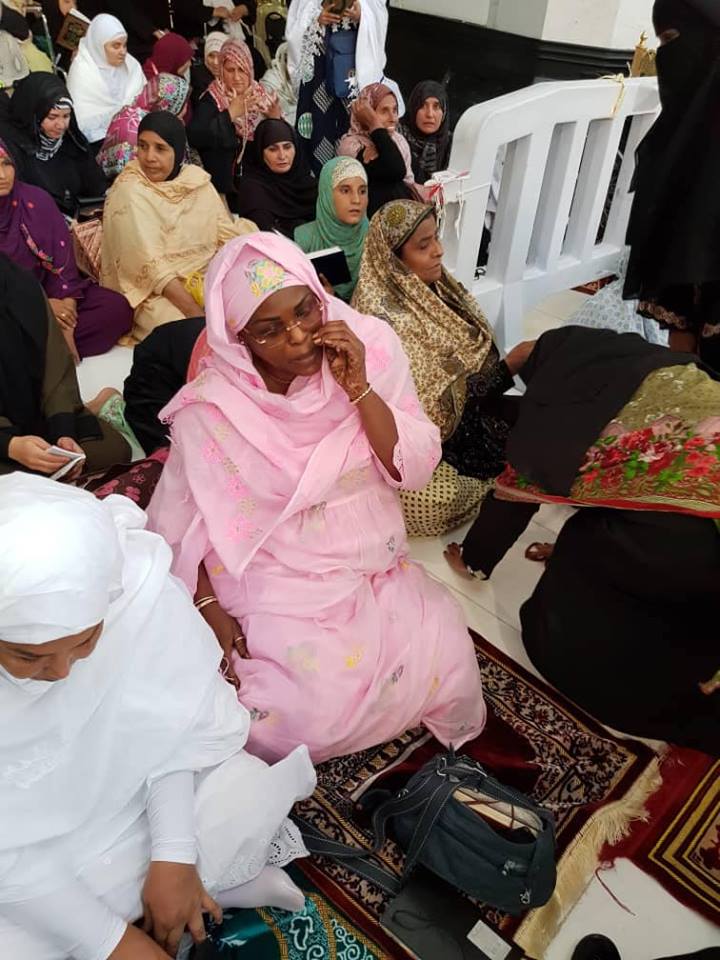 Photos: Marième Faye Sall devant la « Kaaba » Photos: Marième Faye Sall devant la « Kaaba »