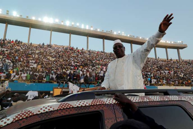 Macky Sall devant ses supporteurs à Dakar, le 22 février 2019, lors de son dernier meeting de la campagne présidentielle. ZOHRA BENSEMRA / REUTERS