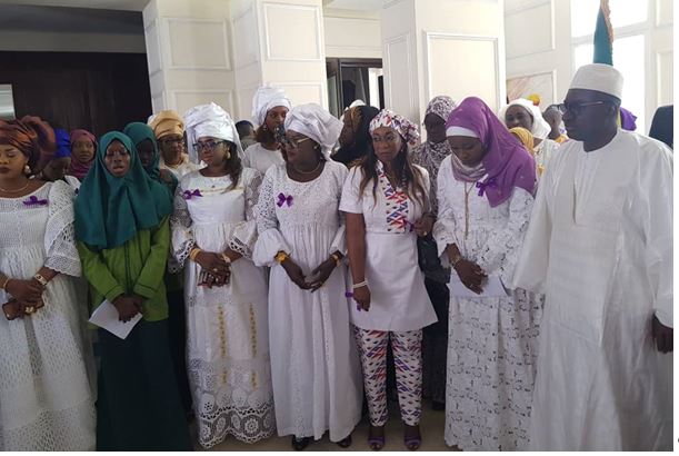 Le ministre Sidiki Kaba posant avec les femmes de son ministère