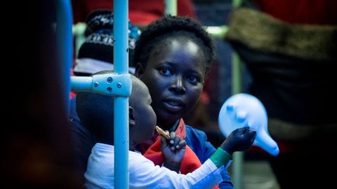 Espagne: la droite offre de ne pas expulser les migrantes si elles font adopter leurs bébés