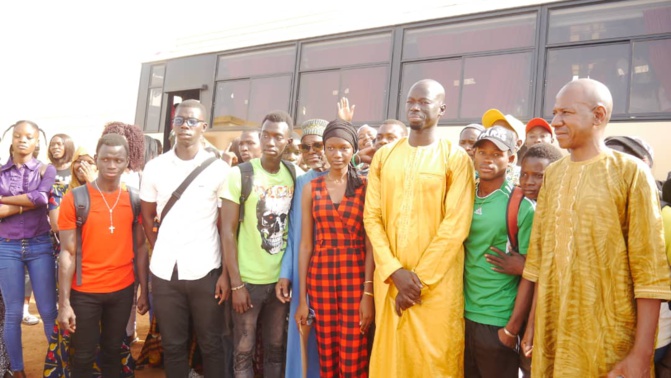 Photos : Bus aux élèves de Kédougou, Macky Sall tient sa promesse