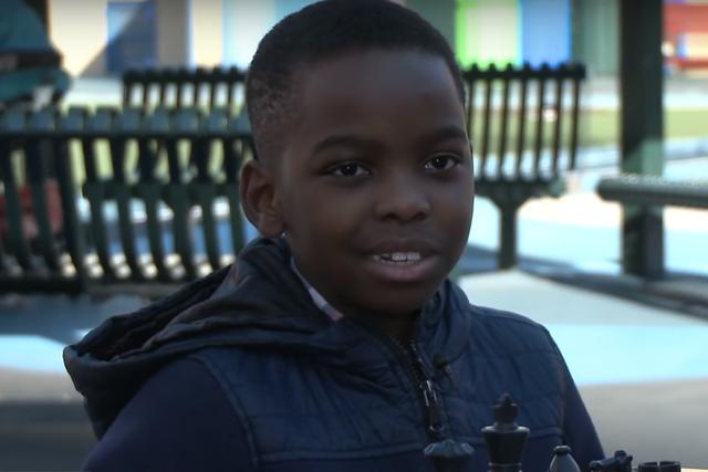 États-Unis : à 8 ans, un réfugié nigérian devient un champion aux échecs