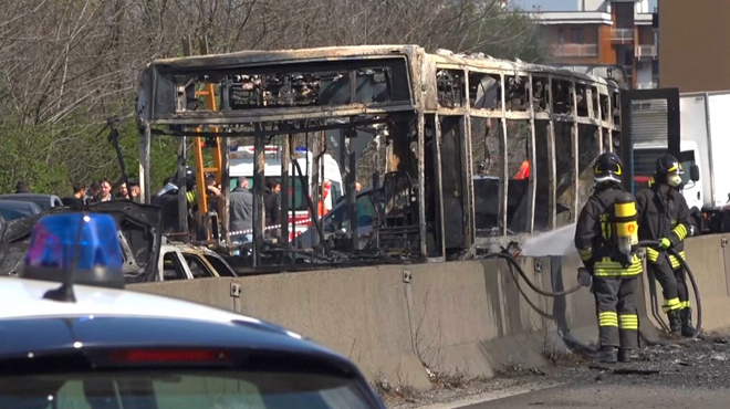 Italie : un Sénégalais met le feu à un bus de transport d’élèves (PHOTOS et VIDEO)