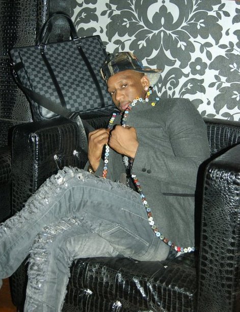 Photo : Le jet-setteur Aziz Fashion et son sac Louis Vuitton qui coûte 1000 euros