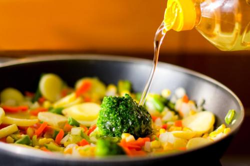 Cancer : les 2 huiles de cuisson qu'il ne faut pas utiliser