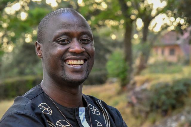 Peter Tabichi, professeur de mathématiques et de physique kényan, a été sacré meilleur enseignant du monde.  Crédit : SULEIMAN MBATIAH / AFP