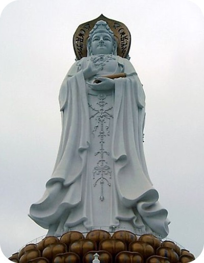 Guanyin, déesse marine de la miséricorde (Sanya, Chine) 108 m