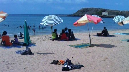A La Plage Malgré Le Ramadan: Au Monde De Trois Pièces, De Pagne Et Du Soutien Gorge