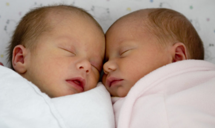 Elle accouche de jumeaux moins d'un mois après avoir accouché d'un petit garçon