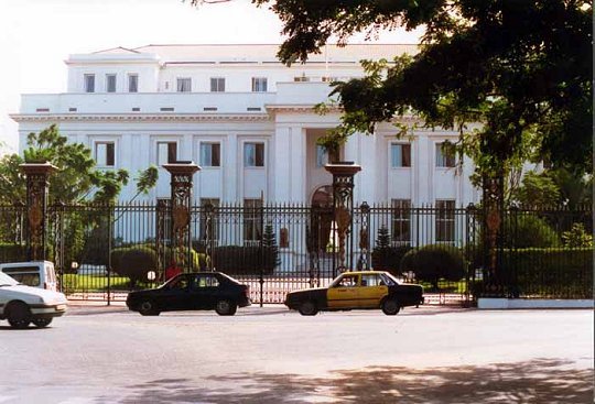 Le Guichet automatique du Palais : Ces pratiques qui dénaturent la République. Par Amadou Diop (chercheur)