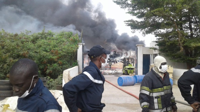 Urgent - L’usine Sunecor (mèches Linda) de Mbao ravagée par un incendie Urgent - L’usine Sunecor (mèches Linda) de Mbao ravagée par un incendie