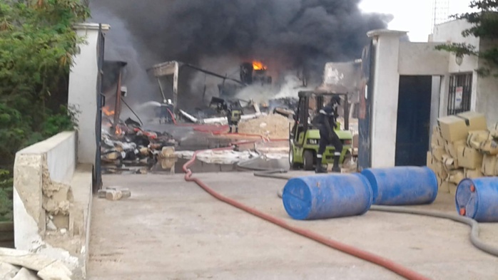 Urgent - L’usine Sunecor (mèches Linda) de Mbao ravagée par un incendie Urgent - L’usine Sunecor (mèches Linda) de Mbao ravagée par un incendie