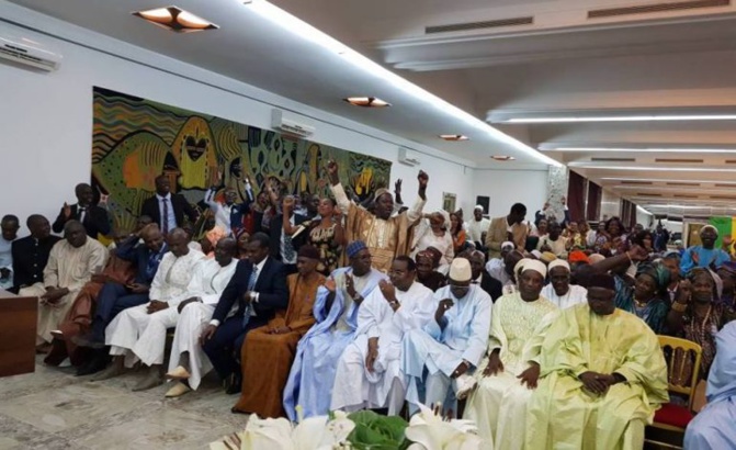 Bamboula au Palais après la prestation de serment de Macky Sall: Des pickpockets en profitent pour voler argent et téléphones Bamboula au Palais après la prestation de serment de Macky Sall: Des pickpockets en profitent pour voler argent et téléphones