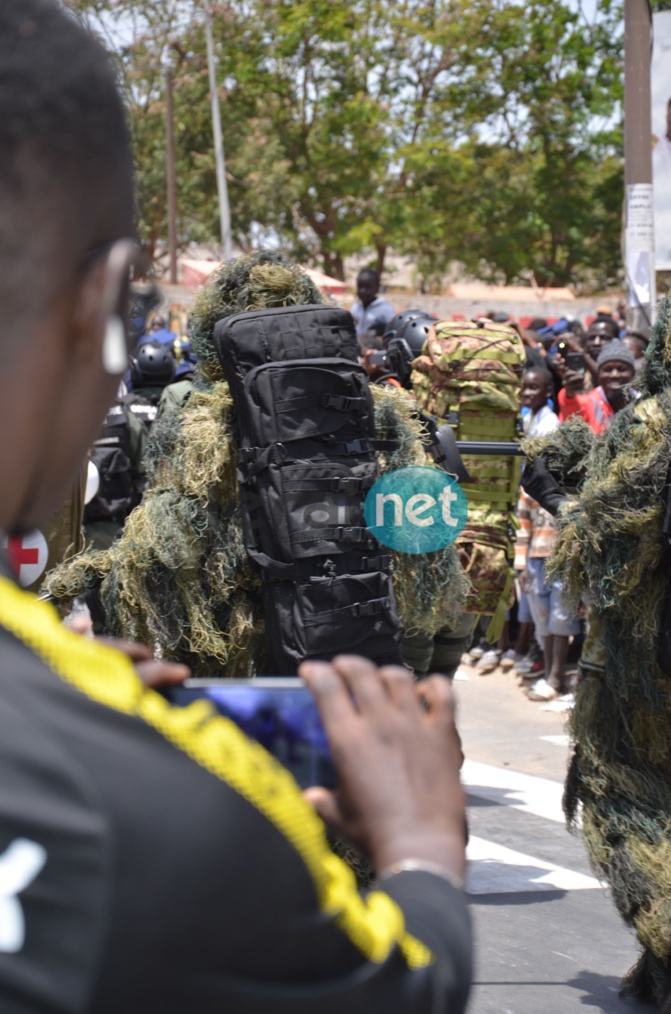 Des images du défilé militaire et paramilitaire du 4 avril 2019