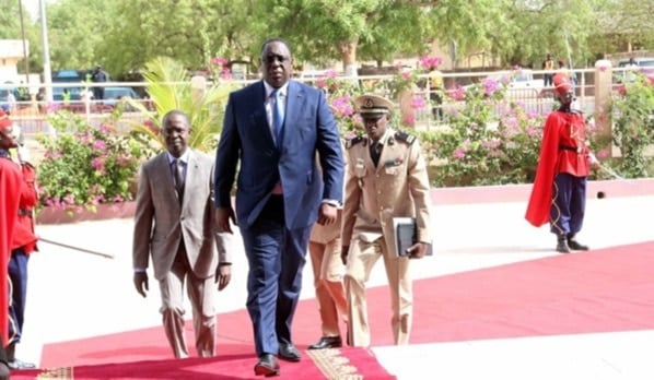 Arrivée du président Sall au palais de la République, la liste du gouvernement toujours attendue Arrivée du président Sall au palais de la République, la liste du gouvernement toujours attendue