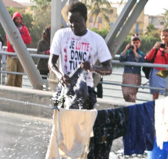 VIDEO-Découvrez pourquoi cet homme lavait son linge sale sur le Pont Faidherbe