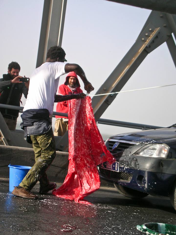 VIDEO-Découvrez pourquoi cet homme lavait son linge sale sur le Pont Faidherbe