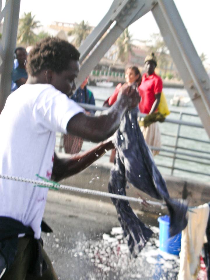 VIDEO-Découvrez pourquoi cet homme lavait son linge sale sur le Pont Faidherbe