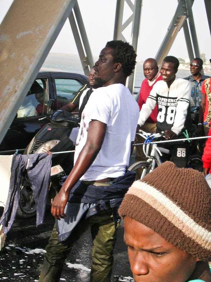 VIDEO-Découvrez pourquoi cet homme lavait son linge sale sur le Pont Faidherbe