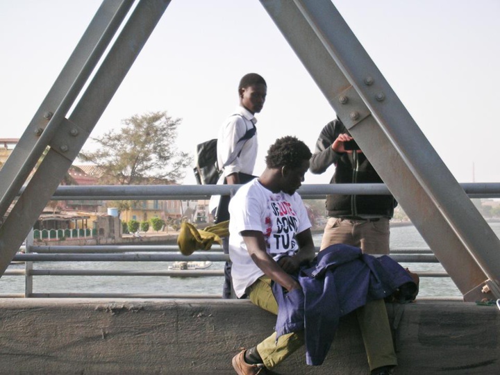 VIDEO-Découvrez pourquoi cet homme lavait son linge sale sur le Pont Faidherbe