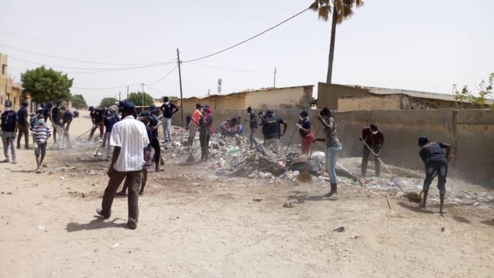 Photos : ChallengeCleanUpTour, la Jeunesse de Kaolack (JRK) relève le défi