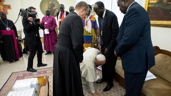 Soudan du Sud : le Pape embrasse les pieds des rivaux pour encourager à la paix