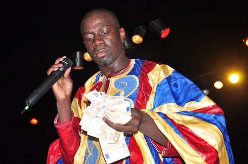 Photos : Plusieurs millions offerts à Djiby Dramé lors de la nuit du Bazin
