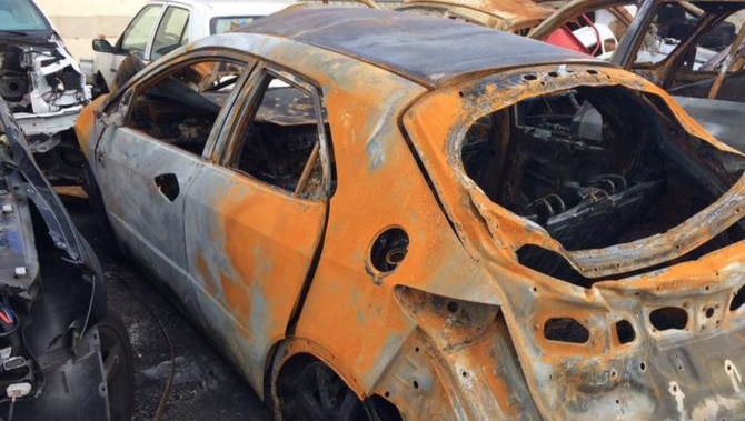 Une voiture prend feu devant le palais