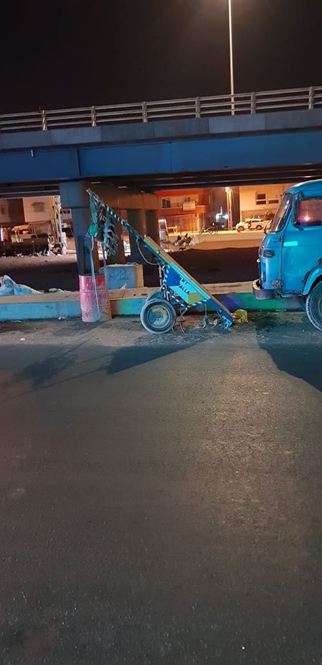 Une charrette de foin et un camion encombrent le nouveau pont surplombant Yengoulène Une charrette de foin et un camion encombrent le nouveau pont surplombant Yengoulène