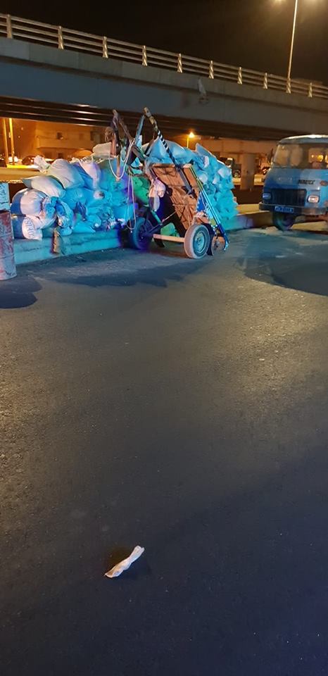 Une charrette de foin et un camion encombrent le nouveau pont surplombant Yengoulène Une charrette de foin et un camion encombrent le nouveau pont surplombant Yengoulène