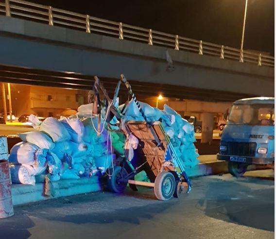 Une charrette de foin et un camion encombrent le nouveau pont surplombant Yengoulène