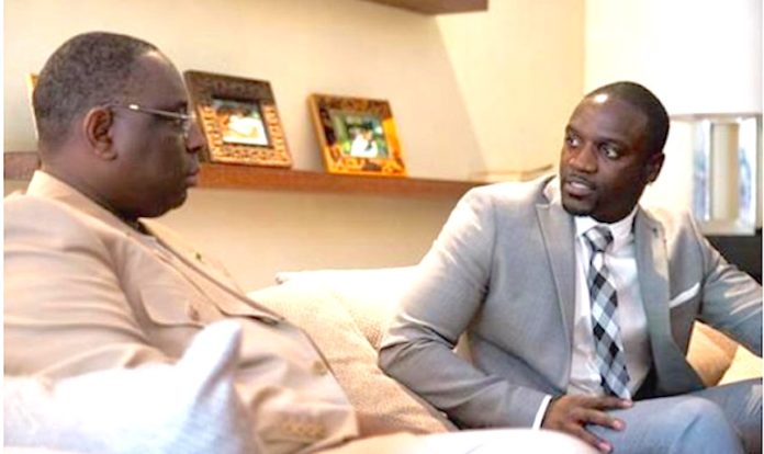 Akon, de son vrai nom Alioune Badara Thiam, est un chanteur et producteur de RnB américano-sénégalais né le 16 avril 1973 à Saint-Louis dans le Missouri.