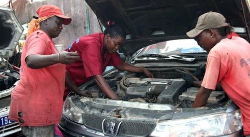 « FEMME AUTO » : Quand Les Mécaniciennes Bousculent Les Hommes