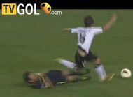 Le tacle de l'arbitre sur Sergio Canales (vidéo)